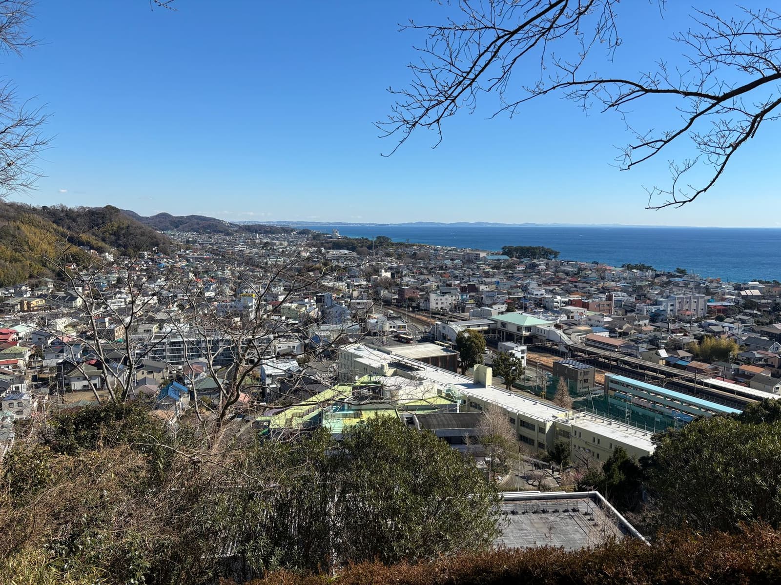 Kamakura seen from above, the town meeting the sea under clear skies
